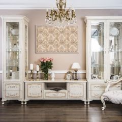 Витрина двухстворчатая Патрисия (крем корень глянец) в Приобье - priobie.mebel24.online | фото 2